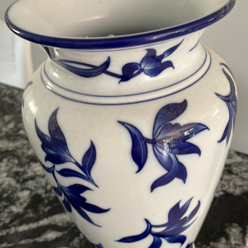 Porcelain Vase Made In China - Picture 2 of 5